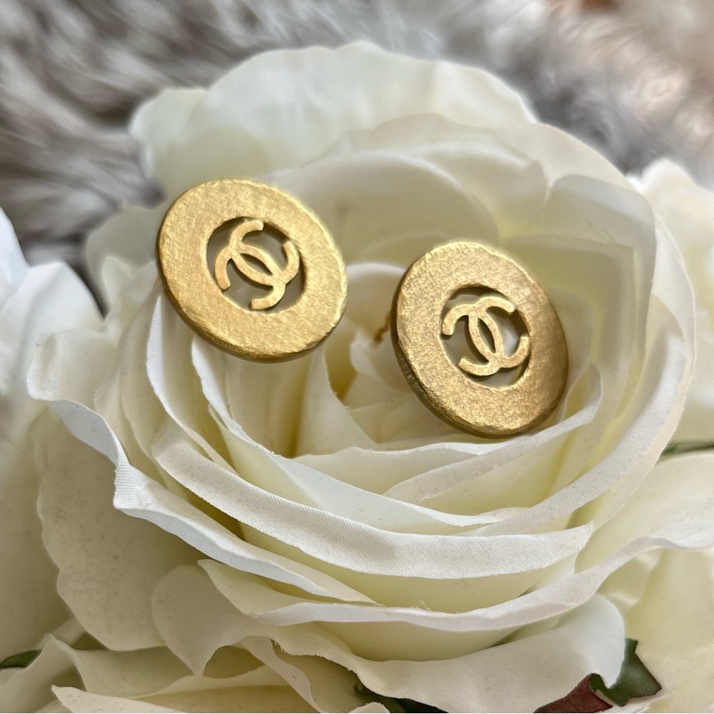 CHANEL Vintage Clip On Earrings